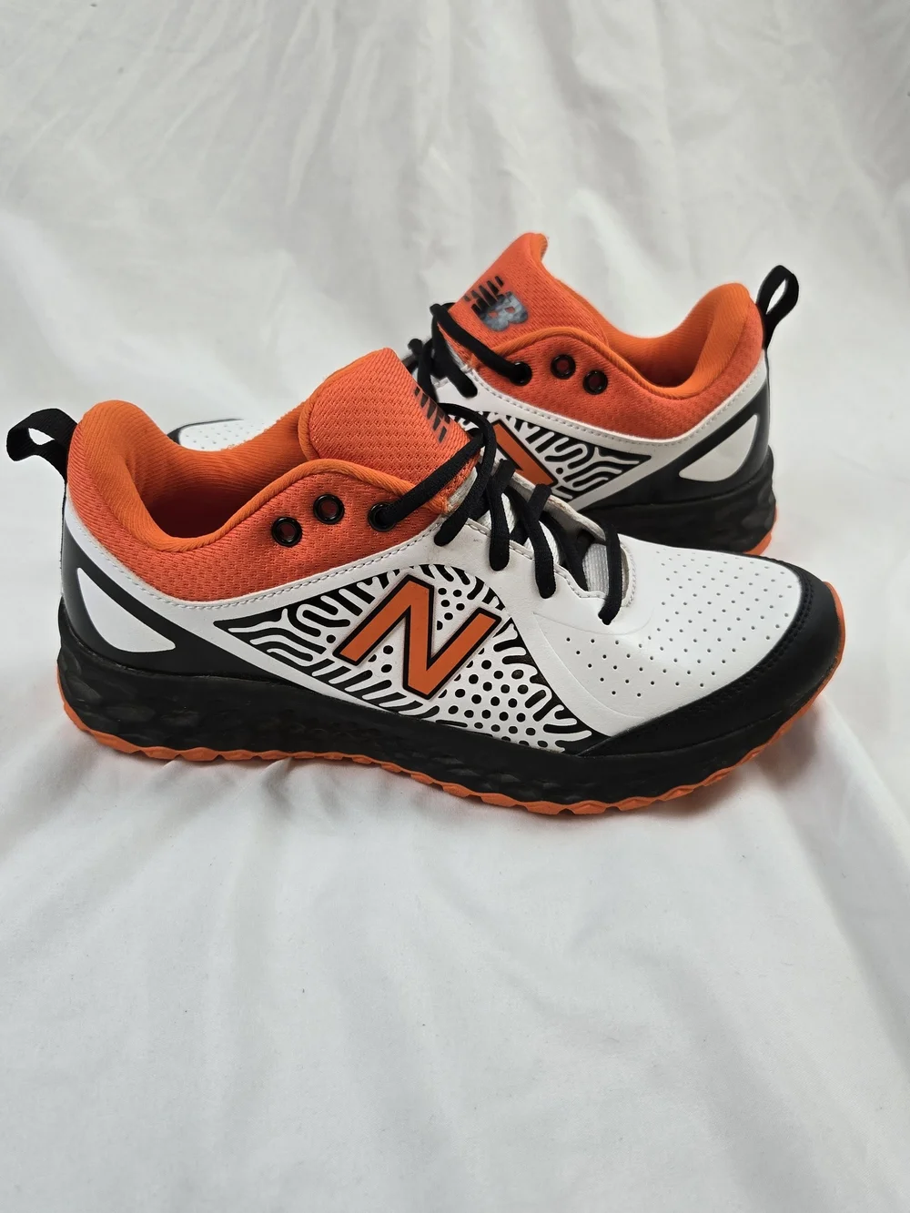 New Balance Fresh Foam Velo Turf Shoes Women’s 8 White Black Orange New